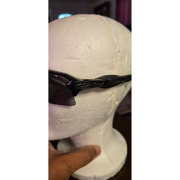 Oakley sunglasses in excellent condition - Picture 2 of 4